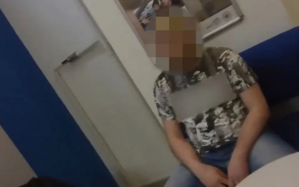 VIDEO: Místo dokladů ukázal strážníkům prostředníčky, skončil v nemocnici