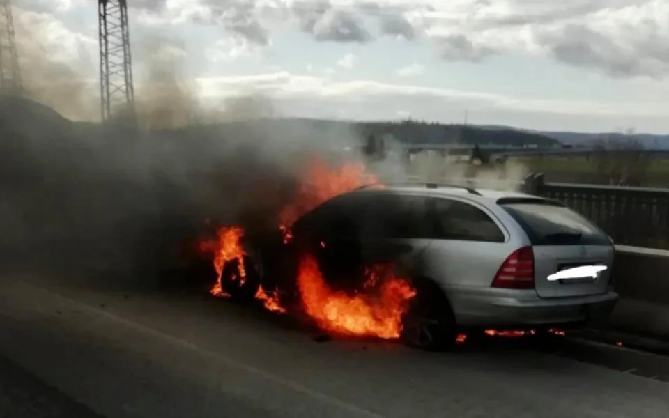 V Praze 5 hořelo auto. Požár blokoval provoz ve Strakonické ulici