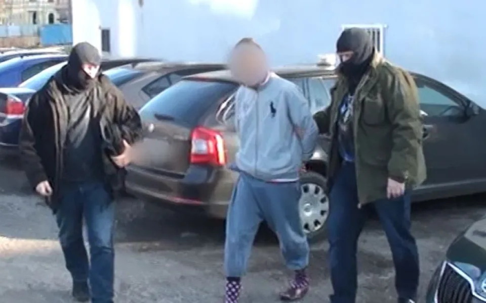 VIDEO: Policie vypátrala cizince, který v tramvaji v Libni zaútočil nožem na muže