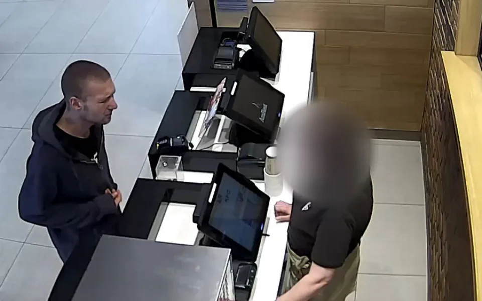 VIDEO: Policie pátrá po muži, který ukradl batoh třináctileté dívce