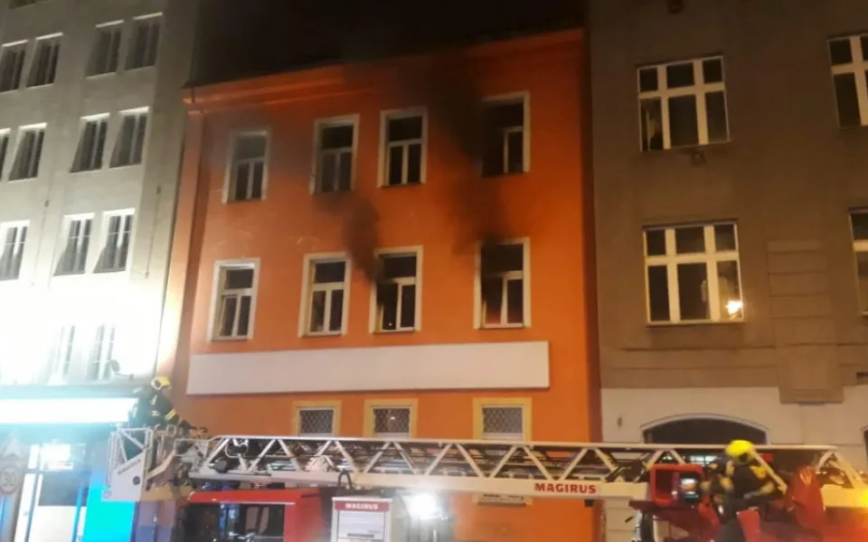 Požár hostelu v Karlíně. Hasiči museli evakuovat šestnáct osob.