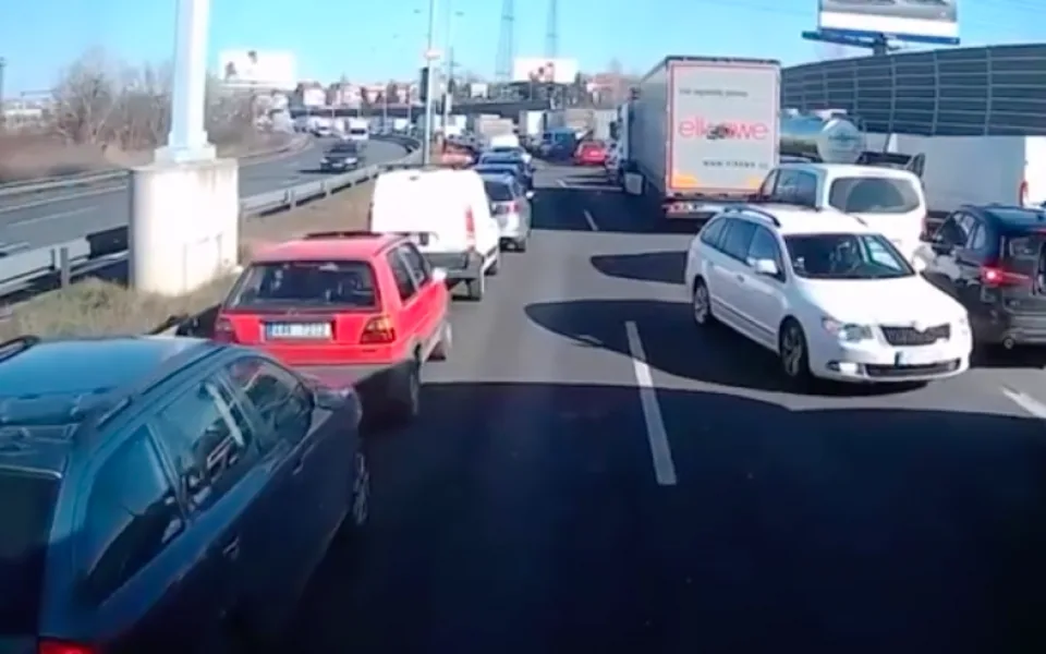 Bezohledný řidič zablokoval záchranářskou uličku, teď se jeho manévrem zabývá policie.
