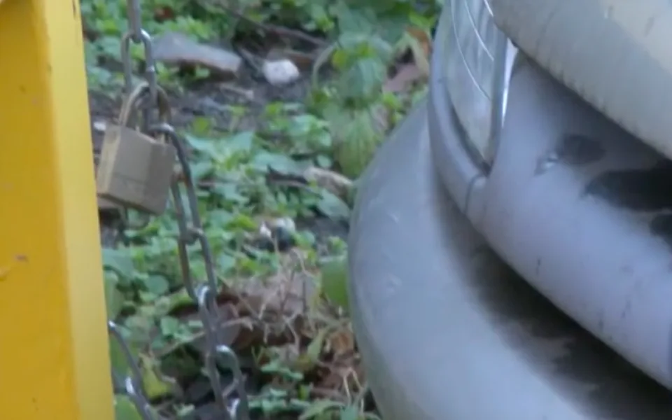 Řidič si připoutal automobil řetězem k zábradlí. Odtahu nezabránil.