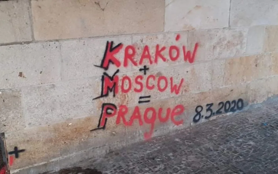 Karlův most znovu posprejoval neznámý vandal.