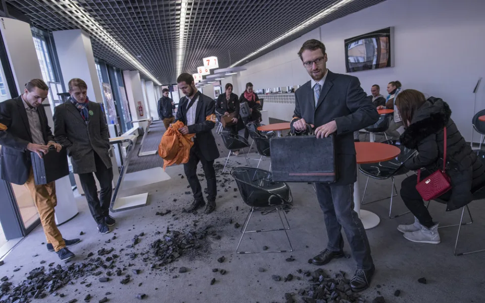 FOTO: Do sídla ČEZu vnikli aktivisté, pomalovali okna a v zákaznickém centru rozházeli uhlí