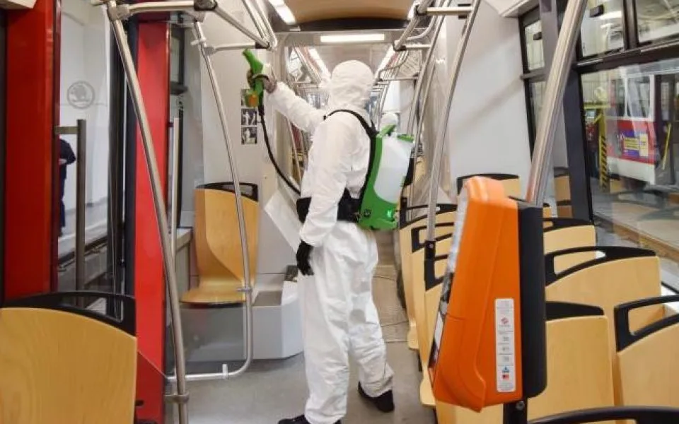 Dopravní podnik dezinfikuje autobusy, na řadu by mohlo přijít také metro.