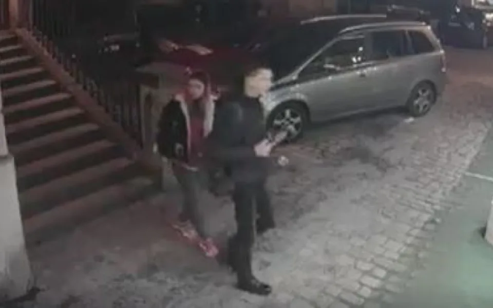 VIDEO: Policisté řeší posprejovaný Karlův most, pátrají po svědcích