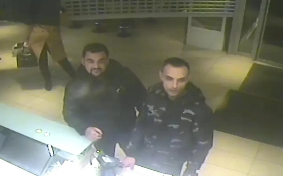 VIDEO: Útočník nastříkal muži v centru Prahy do očí pepřový sprej a pak ho okradl