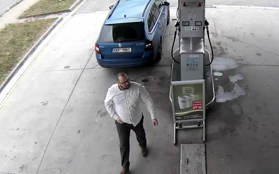 Tenhle muž je podezřelý z vraždy na Praze 9. Policie po něm pátrá.