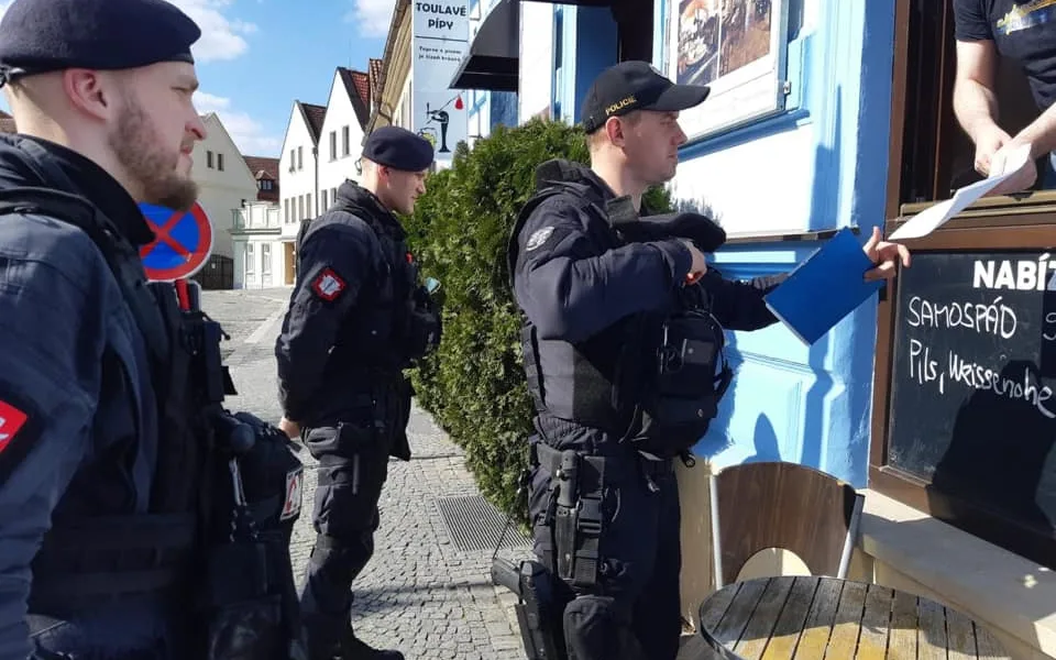 Policisté kontrolují uzavřené obchody. Za porušení nařízení hrozí vysoké pokuty.
