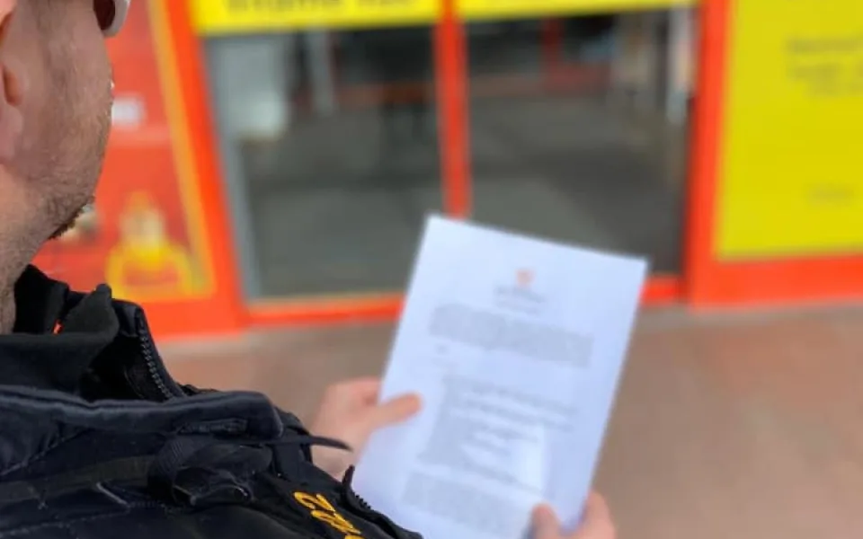 Policisté kontrolují uzavřené obchody. Za porušení nařízení hrozí vysoké pokuty.