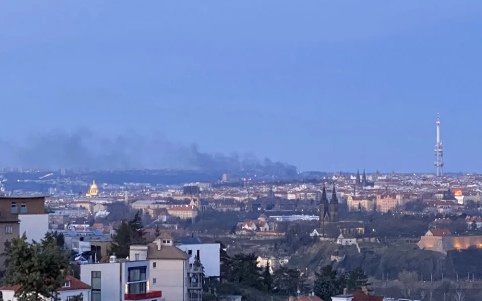 FOTO: Ve Vysočanech hořely pražce. Kouř byl vidět na kilometry daleko