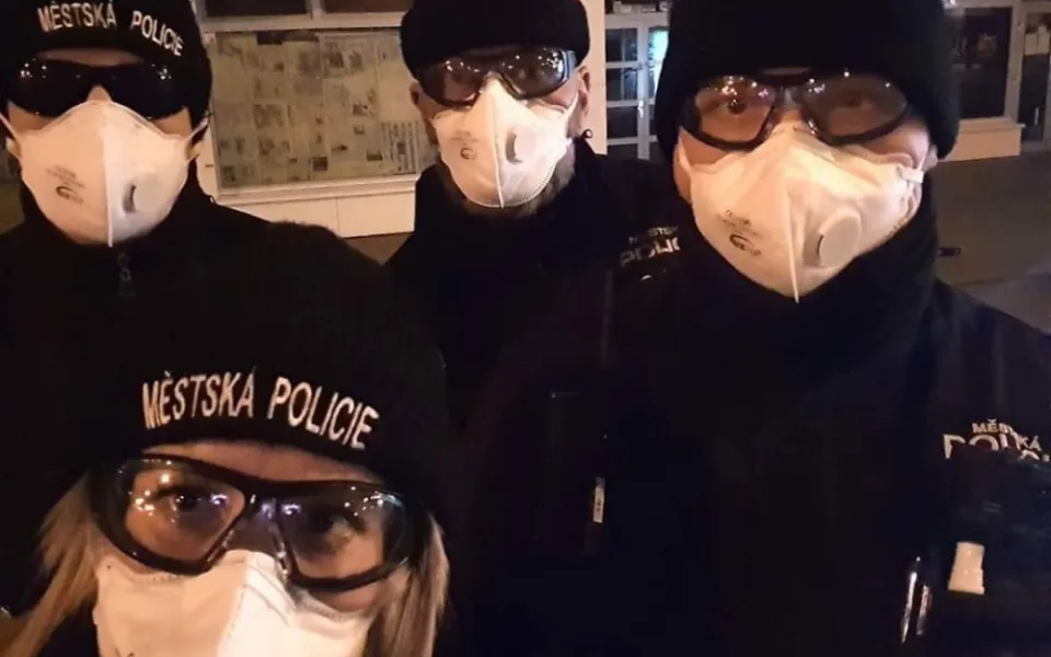 Strážníci kontrolují zakrytá ústa v MHD. Čtyřicet cestujících museli vykázat