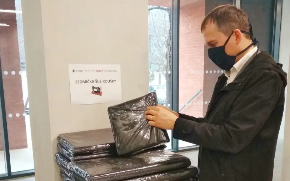 Na radnici Prahy 7 rozdávají dobrovolníci zdarma materiál na šití roušek