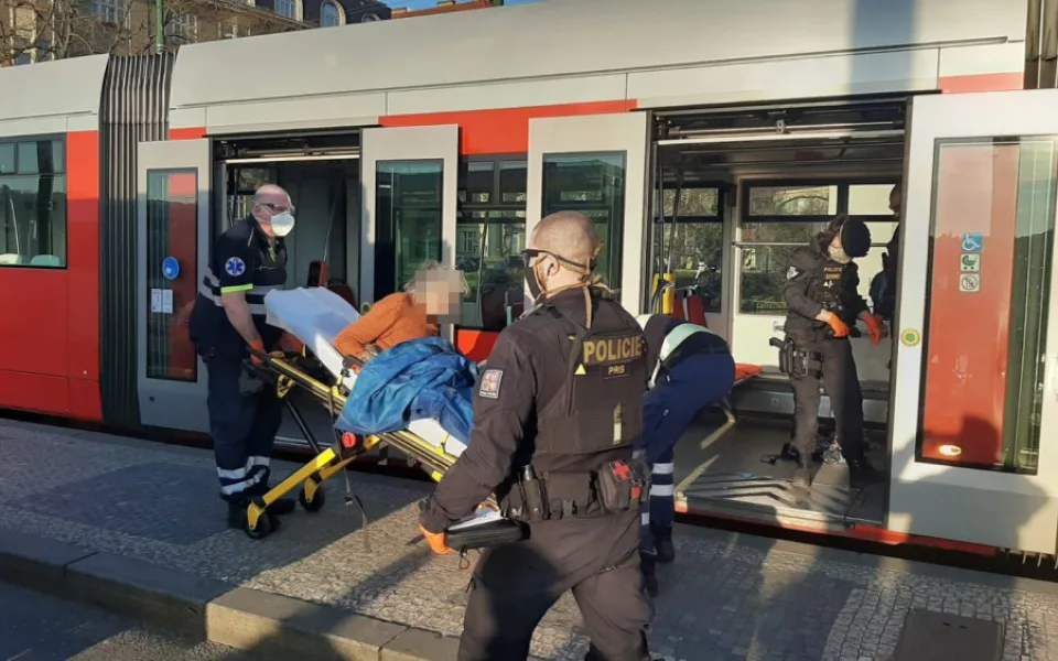 Muž ohrožoval cestující v tramvaji nožem, policisté ho postřelili do stehna