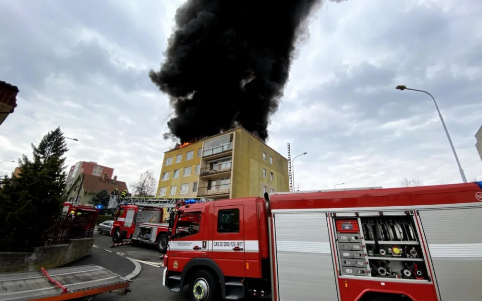 VIDEO: V Praze dnes hořel rekonstruovaný panelový dům. Obyvatelé byli evakuováni