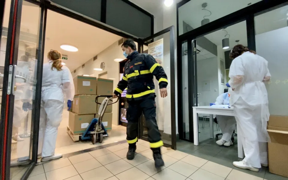 FOTO: Hasiči přivezli dodávku roušek a respirátorů pro Prahu