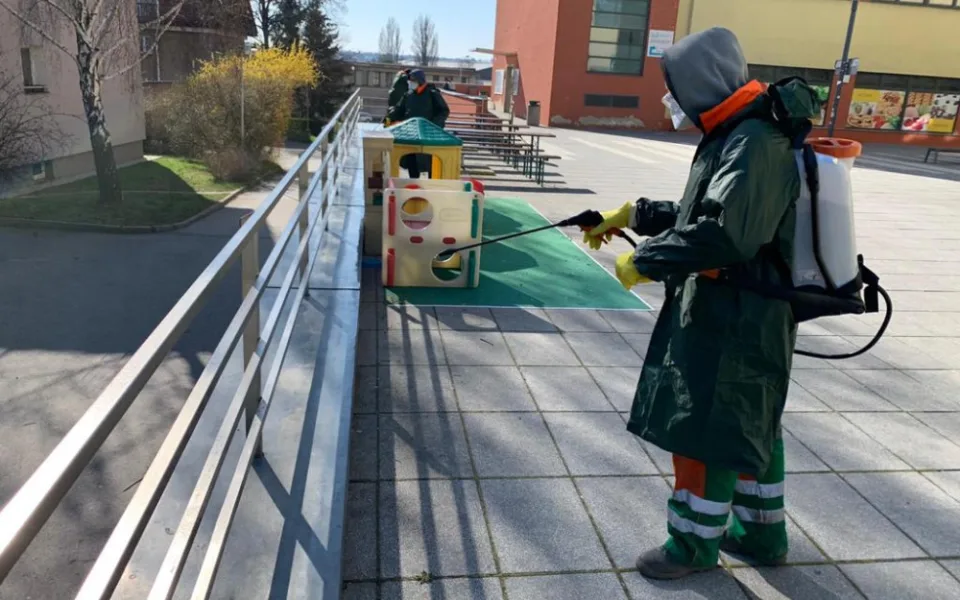 FOTO, VIDEO: Praha 6 začala s dezinfekcí zastávek MHD a laviček