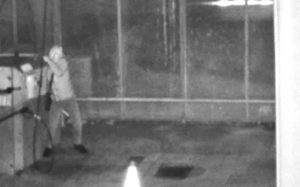 VIDEO: Muž se vloupal do pokladny u myčky aut. Pátrá po něm policie