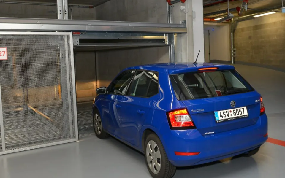 V Praze 1 vznikla parkovací místa s automatickým zakladačem. Přednost budou mít rezidenti