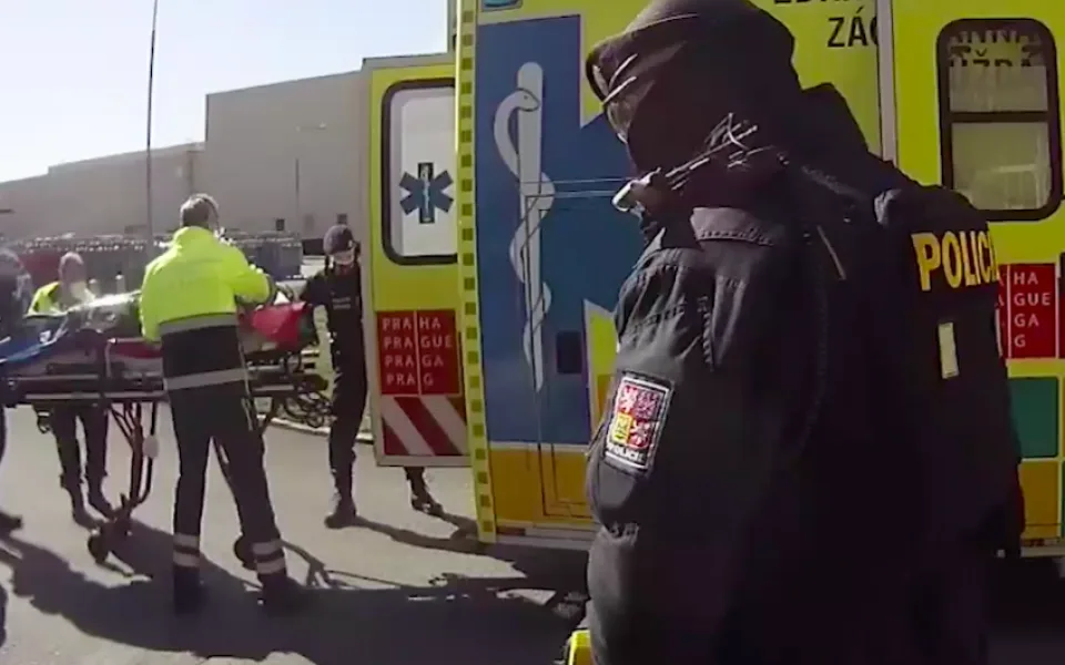 Defibrilátor v policejní voze zachránil další život. Tentokrát zachránil muže, který zkolaboval při svačině.