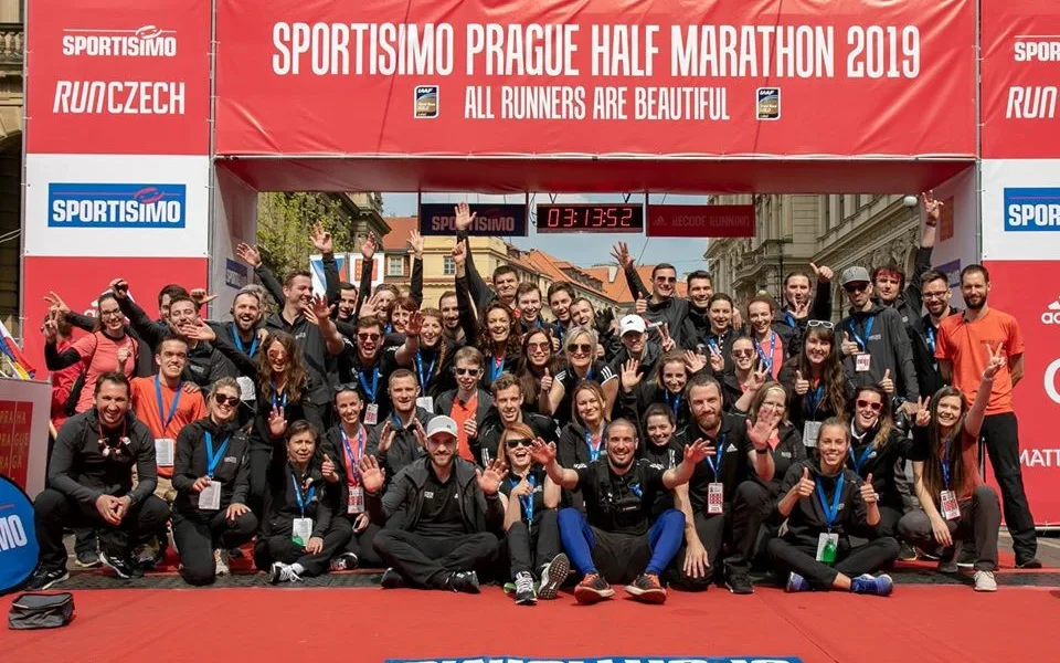 Dnes se měl běžet pražský půlmaraton. RunCzech tým zdraví běžce alespoň digitálně