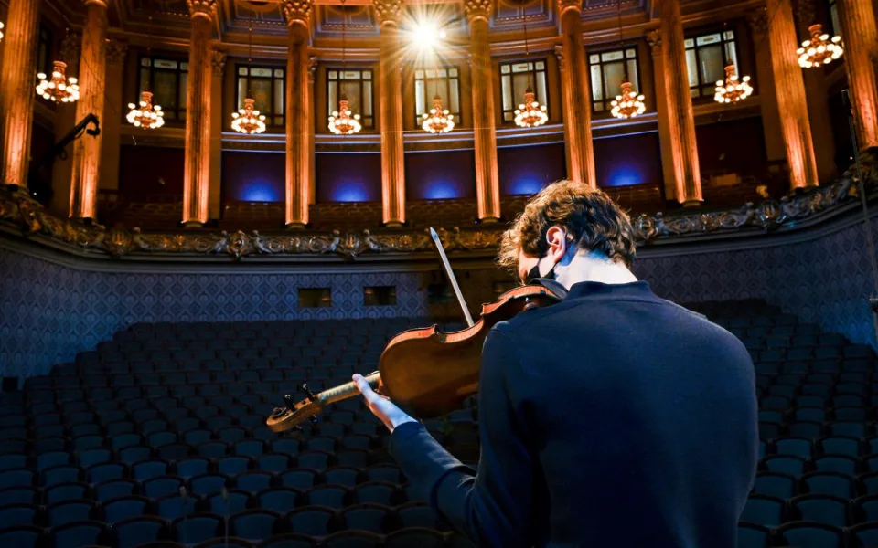 Koncert České filharmonie před prázdným Rudolfinem přinesl nemocnicím téměř pět milionů