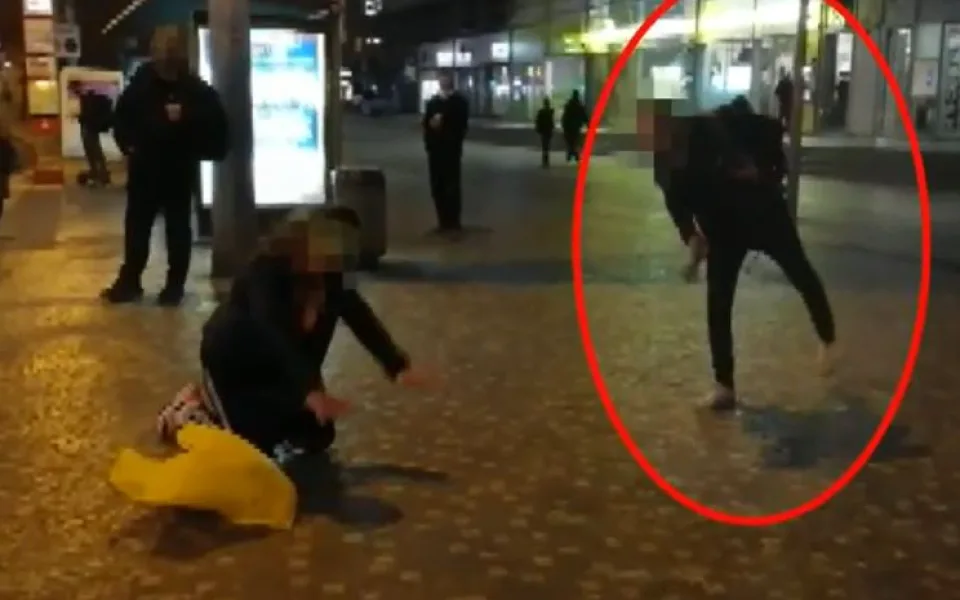 VIDEO: Prokousnu ti tepnu, jste nevzdělaní debilové! Muž bez roušky na Andělu plival po lidech
