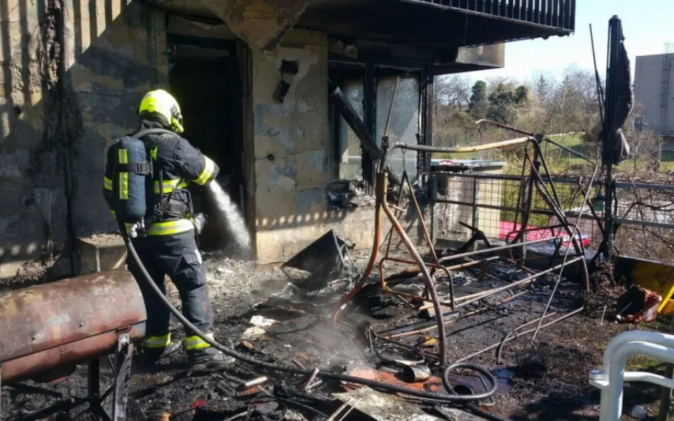 FOTO: V obytném domě v Praze 9 hořel byt. Hasiči evakuovali dvacet osob