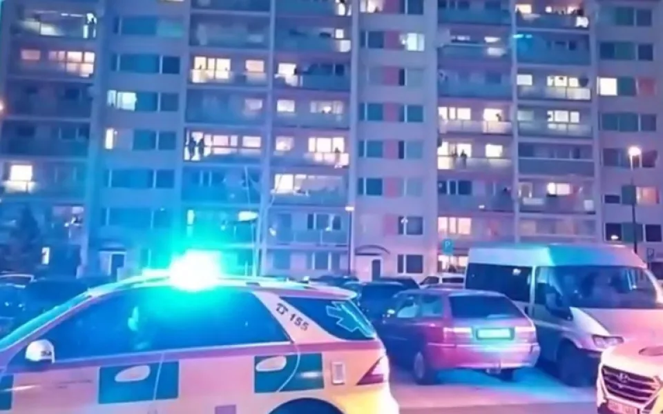 VIDEO: Lidé v Letňanech tleskali policii a záchranářům. Ti na oplátku rozhoukali majáky