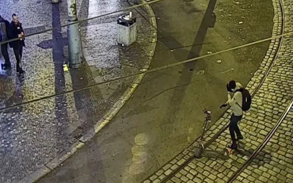 VIDEO: Policie pátrá po muži, který na Andělu hodil lahev vodky do obličeje projíždějícímu muži