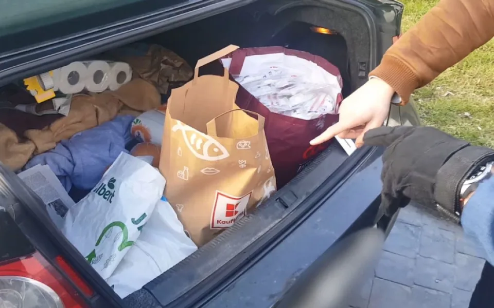 VIDEO: Muži v Praze prodávali filtry i za tisíc korun za kus. Kriminalisté je chytili přímo při činu