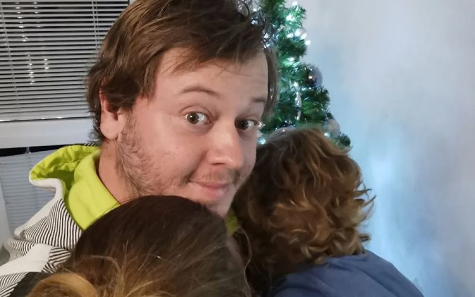 Jsem nejlepší otec na světě. Mám to napsaný ha hrníčku a hrníčky nikdy nelžou, říká spisovatel Dominik Landsman