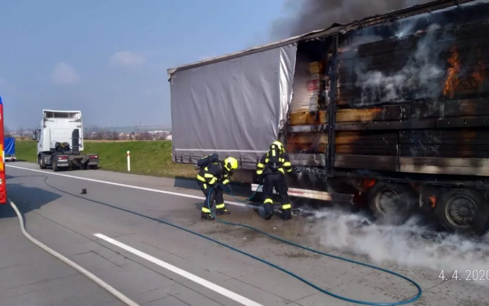 FOTO, VIDEO: Požár kamionu zastavil provoz na hlavním tahu k letišti