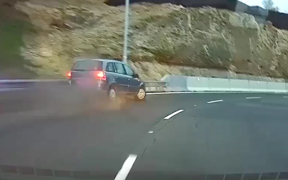 Zfetovaný recidivista ujížděl policistům v kradeném autě. Po nehodě se snažil utéct.