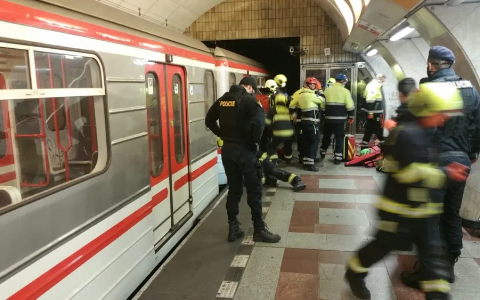 Tragická nehoda na Andělu. Čtyřicetiletá žena nepřežila pád pod metro