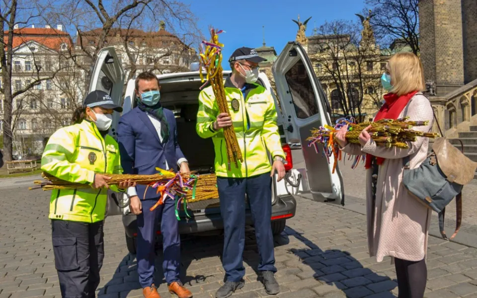 FOTO: Strážníci z Prahy 2 upletli pomlázky pro děti. Jsou k dispozici u základních škol