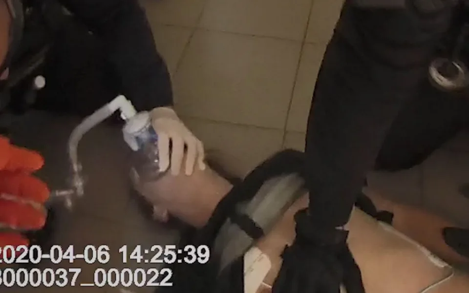 VIDEO: Dělníka na Žižkově zasáhl elektrický proud. Život mu zachránili policisté