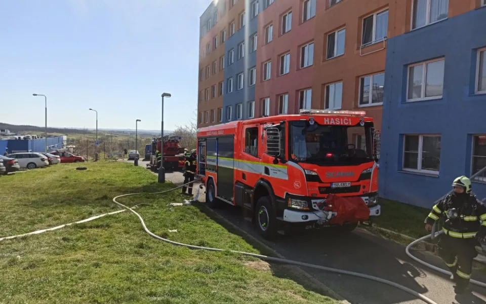 Na Černém Mostě hořela kuchyň. Hasiči evakuovali deset lidí