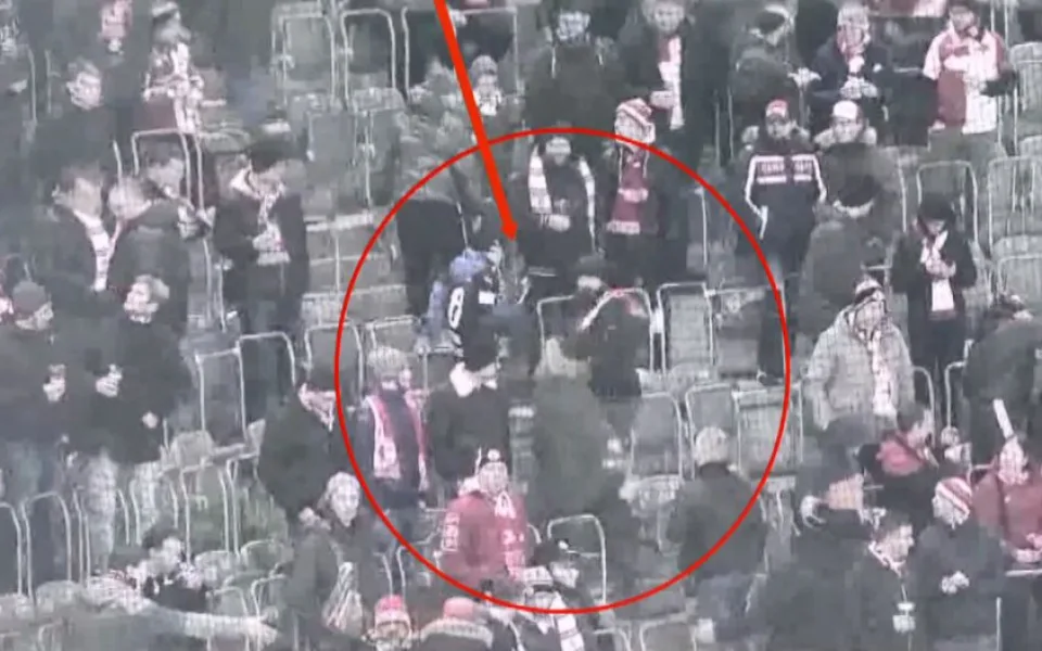 VIDEO: Muž vyrazil na fotbal do Dortmundu se synem. Napadli ho tam kvůli šále