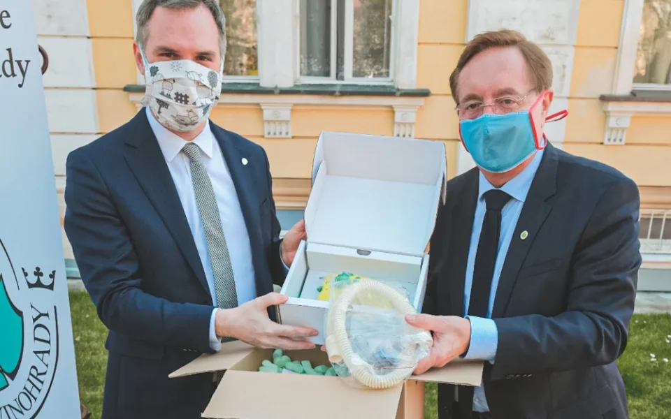 Plicní ventilátory z Tchaj-wanu jsou v Česku. Devět jich bude zachraňovat životy v Praze.