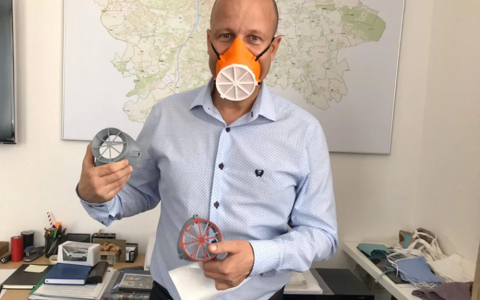Praha otestuje polomasky z ČVUT. Mají nahradit respirátory z Číny