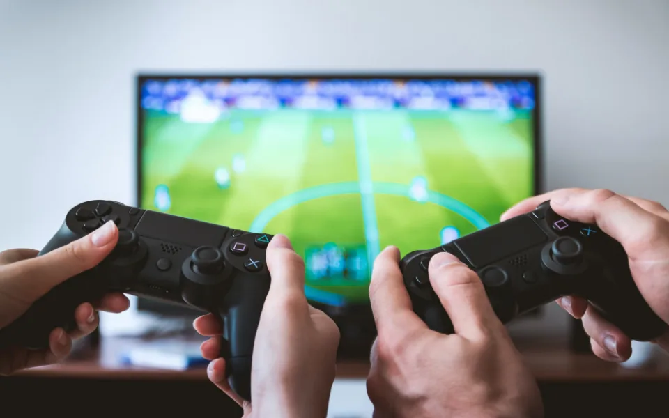 Hraní počítačových her v poslední době nahrazuje reálný sport.