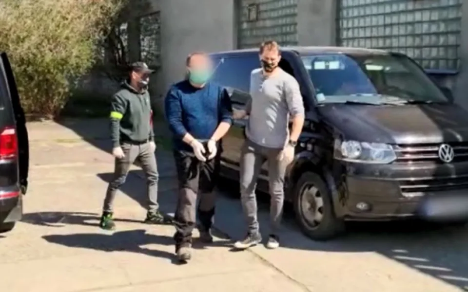 VIDEO: Kriminalisté si na hranicích převzali podezřelého z vraždy mladé ženy v Letňanech