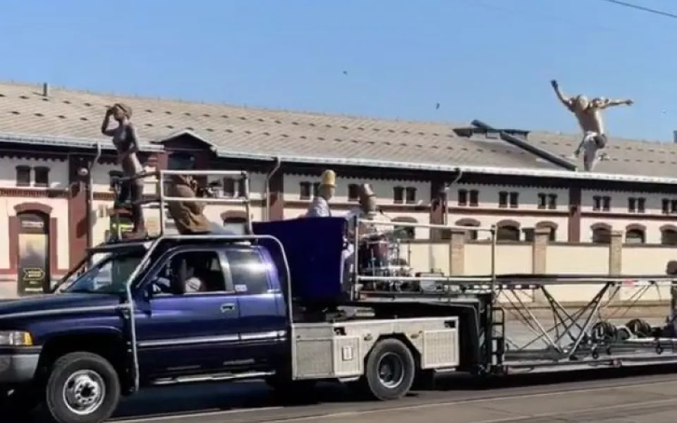 VIDEO: Prahou projeli akrobati na pojízdné trampolíně. Kulturu nezastavíš, hlásá Cirk La Putyka