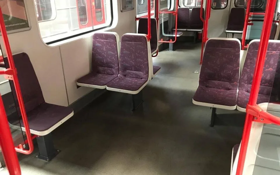 Praha testuje otočení sedaček v metru čelem do uličky. Nové uspořádání je zatím v jediné soupravě