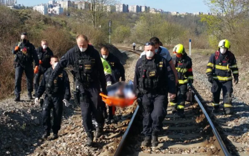 FOTO: Muž se zranil po pádu skály Pod Žvahovem. Byl zastaven provoz na železniční trati