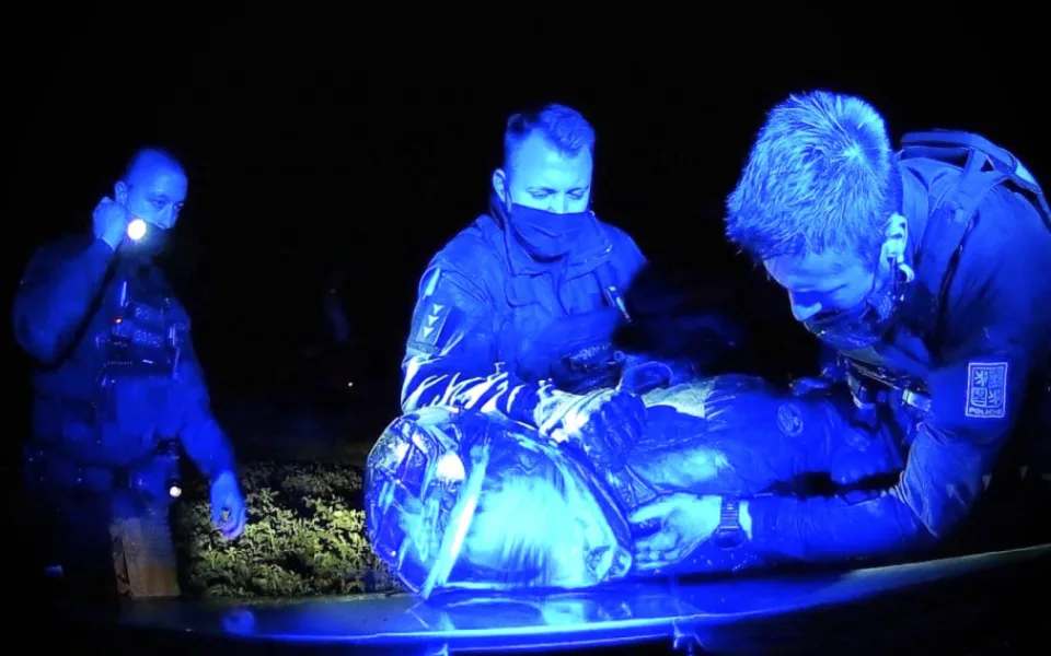 VIDEO: Řidič čtyřkolky ujížděl policii. Byl pod vlivem drog a má zákaz řízení