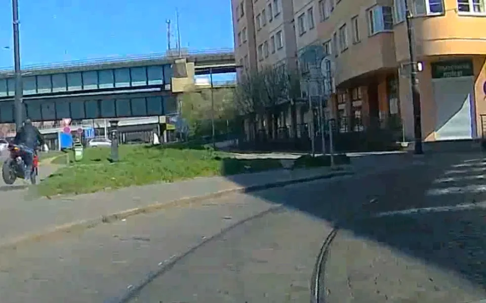 Hledaný recidivista ukradl jednomu ze zdravotníků motocykl. Při ujíždění policistům havaroval.