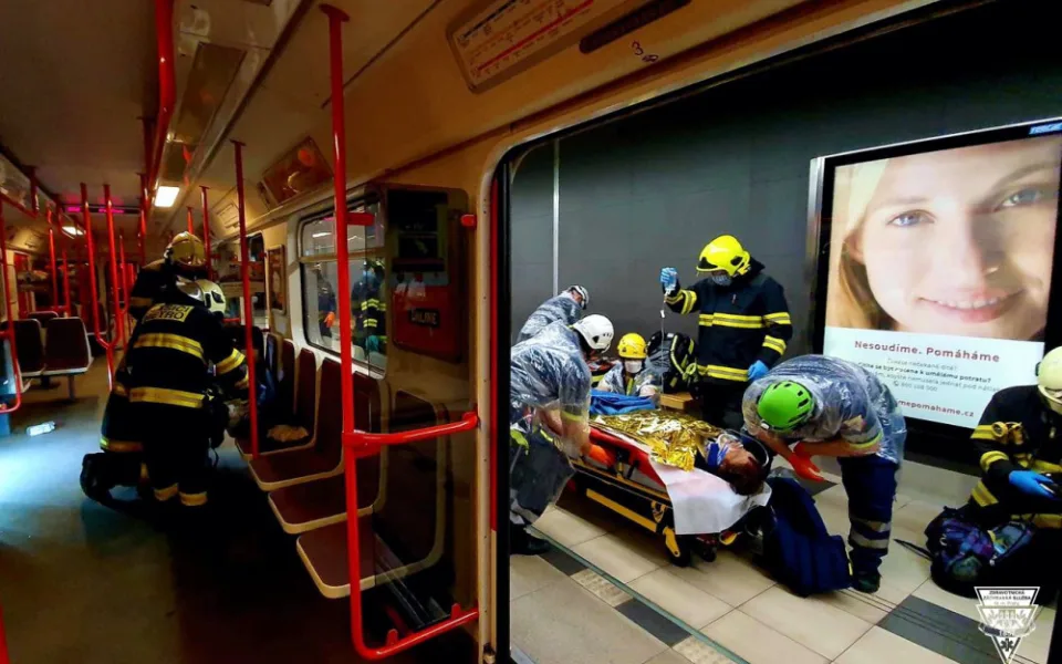 FOTO: Žena spadla pod metro na Petřinách. Utrpěla mnohačetná poranění rukou a nohou